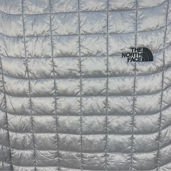 The North Face Quilted Thermoball Trek Eco Lightweight Puffer Vest Company Logo - Picture 13 of 14